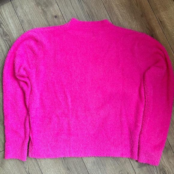 Amazing, brand new, size L sweater!! Please dm me with any questions or offers! - Picture 2 of 4